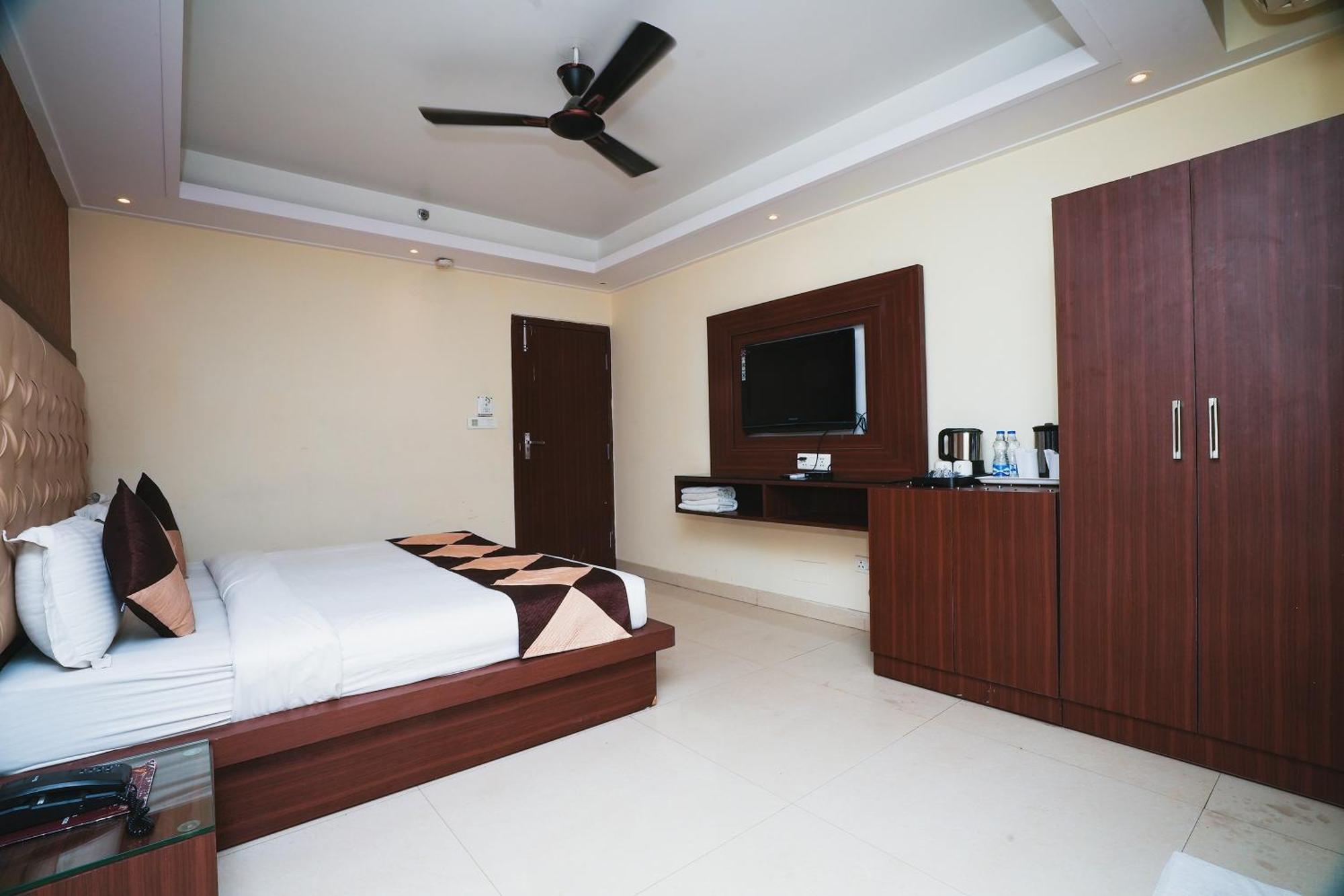 FabHotel B Continental Delhi  Exterior foto